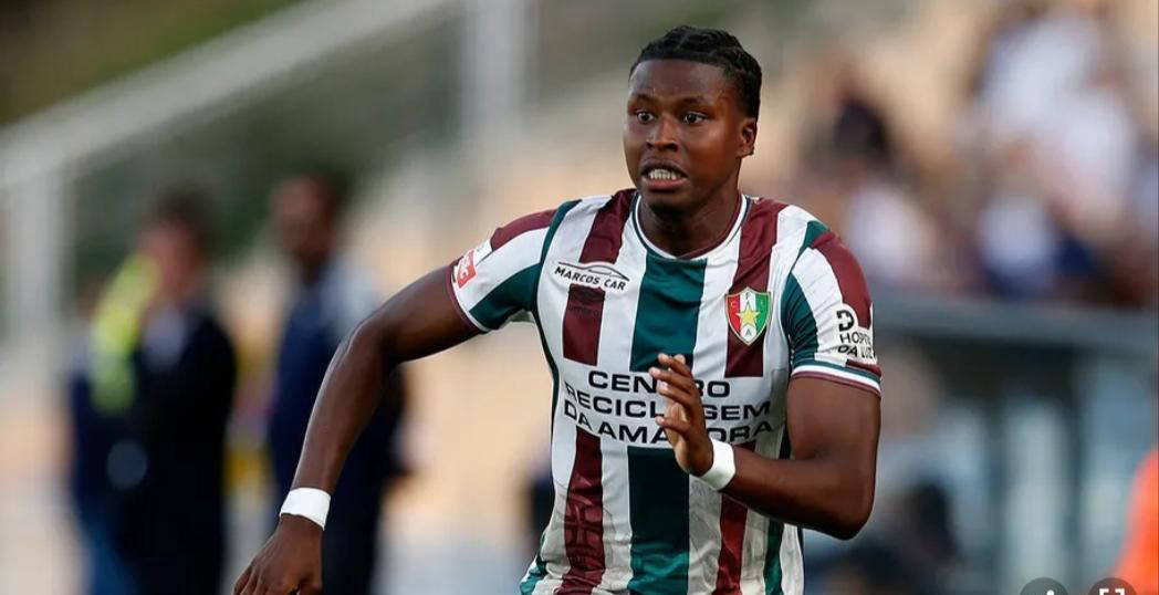 穆里尼奥与加拉塔萨雷左路争锋升级：先隔空较量抢人，后转身开启转会合作